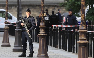Un policier en faction devant la préfecture de police de Paris après l'attaque au couteau le 3 octobre 2019.