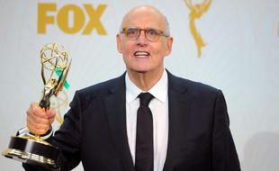 Jeffrey Tambor remporte le prix du meilleur acteur dans une série comique pour «Transparent» aux Emmy Awards 2015.