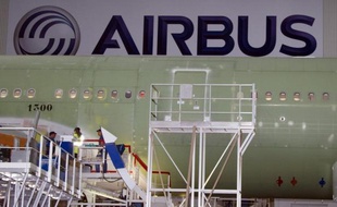 Airbus, qui pulvérisait les records en 2011, peine à décoller cette année: ses ventes progressent lentement, son futur A350-1000 ne convainc pas et ses superjumbos A380 devront subir de nouvelles inspections en raison de microfissures.