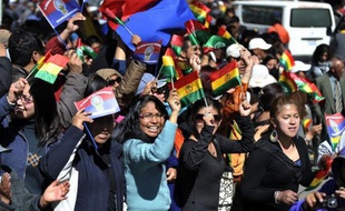 "La Paz est avec vous": avec des applaudissements, des cris, des poignées de main, des milliers de "Pacenos" ont accueilli mercredi la longue marche de protestation d'indiens amazoniens boliviens contre un projet de route à travers leur territoire.