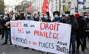 Des étudiants manifestent conte la loi de programmation de la recherche à Paris, le 24 novembre 2020.
