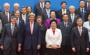 LLe secrétaire américain au Trésor Jacob Lew, le secrétaire d'Etat américain John Kerry , la vice première ministre chinoise Liu Yandong, et le vice premier ministre chinois Wang Yang le 6 juin 2016 à Pékin