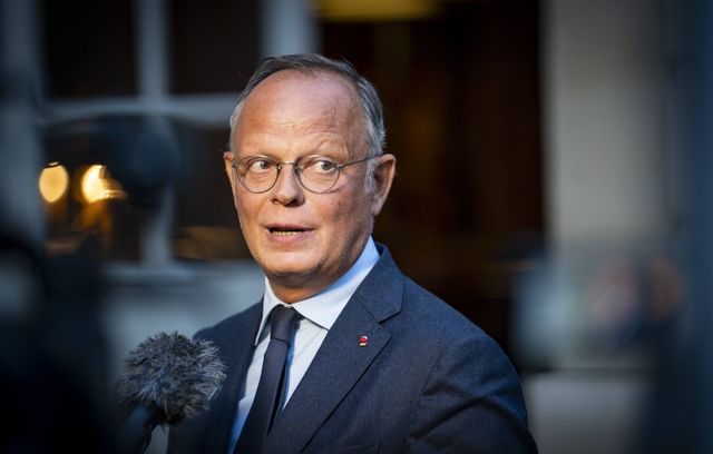 Edouard Philippe est lancé dans un marathon. Le patron d’Horizons s’est déclaré candidat tout début septembre 2024, juste avant la nomination de Michel Barnier à Matignon. Et depuis, il tente de rester au contact dans les sondages. Aux dernières nouvelles, il demandait à Emmanuel Macron d’écourter son second quinquennat.