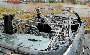 Une carcasse calcinée, hier matin, devant la maille Brigitte à Hautepierre.