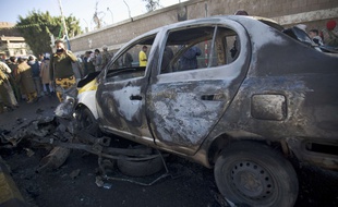 Attentat à la voiture piégée devant l'académie de police de Sanaa au Yémen le 7 janvier 2015.