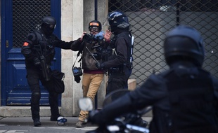 Des policiers anti-émeute se disputent avec un photographe de presse lors d'affrontements avec des manifestants lors d'une manifestation organisée par le mouvement des gilets jaunes à Bordeaux, le 2 février 2019.