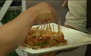Capture d'écran d'une vidéo de Life Hunters, dans laquelle deux humoristes piègent les visiteurs d'un festival culinaire néerlandais, le 20 octobre 2014.