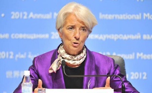 La directrice générale du FMI, Christine Lagarde, a estimé dimanche à Tokyo que l'action anticrise déployée par les banques centrales dans les pays riches risquait de déstabiliser les économies émergentes en créant des "déséquilibres" et des "bulles" financières.