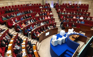 Les membres de la convention citoyenne pour le climat réunis en hémicycle, le dimanche 9 février, lors de leur cinquième week-end de travail.