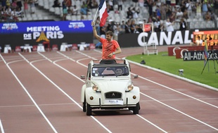 Christophe Lemaitre dans une 2CV, lors du meeting de Saint-Denis, le 27 août 2016.