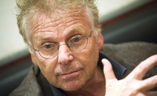 L'eurodeputé d'Europe Ecologie-Les Verts, Daniel Cohn Bendit, participe à une conference de presse avant une reunion publique dans le centre ville de Nantes, le 12 mai 2011.