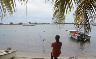 En Martinique, les pêcheurs tentent de mettre à l'abri leur bateau avant le passage de l'ouragan.