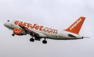 Un avion EasyJet le 29 décembre 2014 décolle de Lille