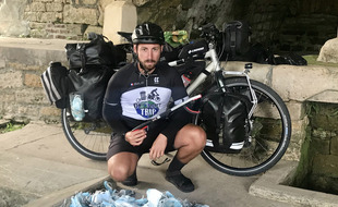 Florian Danielo a déjà ramassé plus de 400 masques jetés sur le bord des routes depuis son départ début septembre.