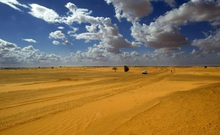 Un véhicule circule le long de la frontière du désert du Sahara à Forgho, dans le nord du Mali, le 7 août 2003.