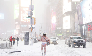 Le « Naked Cowboy » se produit en plein milieu de Times Square (New York) durant une très violente tempête de neige fin janvier 2021. 