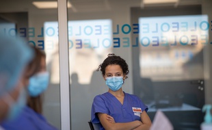 Des soignantes du service de réanimation de la Pitié-Salpétrière en avril 2020