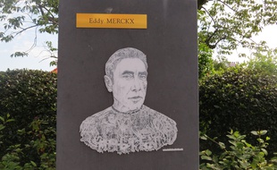 Eddy Merckx a une stèle à son nom dans son quartier d'enfance