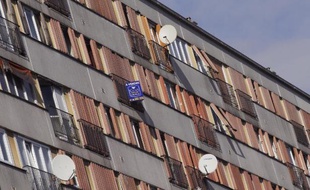"J'ai vu l'ascenseur, j'ai dit Alleluïa !": pour des centaines d'habitants du Chêne-Pointu à Clichy-sous-Bois contraints de s'en passer depuis plus de deux ans, le retour de l'ascenseur fait naître l'espoir d'une vie normale, dans l'une des plus grandes "copropriétés dégradées" de France.