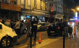 La police enquête sur les lieux de la fusillade qui a coûté la vie à deux personnes devant la discothèque «Theatro» à Lille, le 1er juillet 2012.