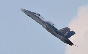 Un McDonnell-Douglas F-18C de la force aérienne suisse effectuant une manoeuvre lors d'un meeting aérien en France, en 2010