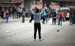 Des supporter du président Abdel Fattah al-Sissi affrontent un manifestant anti-gouvernement au Caire le 25 janvier 2015
