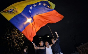 Joie des militants de l'opposition vénézuélienne après leur victoire aux élections parlementaires, à Caracas le 6 décembre 2015