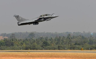 Un Rafale décolle d'un aéroport de l'armée indienne à Bangalore, lors de la journée inaugurale des exhibitions d'Aero India, le 18 février 2015