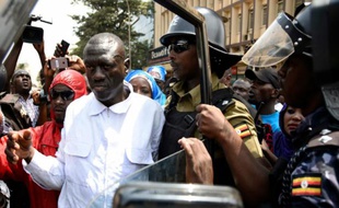 Kizza Besigye lors de son arrestation le 15 février 2016 à Kampala