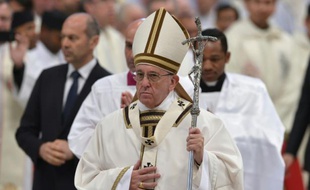 Le Pape François célèbre la Messe Chrismale du Jeudi Saint dans la basilique Saint-Pierre du Vatican le 24 mars 2016