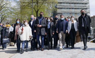 Une vingtaine de dirigeants et cadres de la gauche, dont Sandrine Rousseau (EELV), Benoit Hamon (Generation.s), Olivier Faure (PS), Anne Hidalgo (PS), Julien Bayou (EELV), Yannick Jadot (EELV), Corinne Lepage (Cap Ecologie) après leur réunion en vue de la présidentielle 2022, le 17 avril 2021, à Paris.