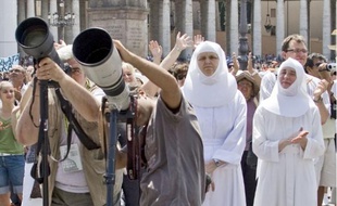 Les caméras sont braquées sur le Vatican et son principal représentant… depuis 1893.