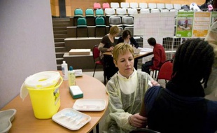 Vaccination contre la grippe A (H1N1) au collègge La Pléiade, à Sevran (Seine-St-Denis), le 25 novembre 2009.