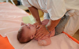 En cas de bronchiolite, la kinésithérapie permet de désencombrer les voies respiratoires du bébé.