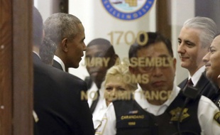 L'arrivée de Barack Obama au tribunal de Chicago, où il était convoqué comme juré, a créé l'effervescence, le 8 novembre 2017.