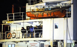Le cargo Blue Sky M chargé de migrants, à son arrivée le 31 décembre 2014 à Gallipoli