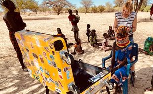 « Ambre coiffure, salon itinérant » nous emmène au Kenya, mais aussi en Inde, au Brésil et en Corée du Sud