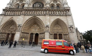 Un essayiste d'extrême droite, Dominique Venner, violemment opposé au mariage homosexuel, s'est suicidé mardi dans la cathédrale de Notre-Dame, provoquant l'évacuation de centaines de visiteurs de ce monument de l'art gothique en plein coeur de Paris.