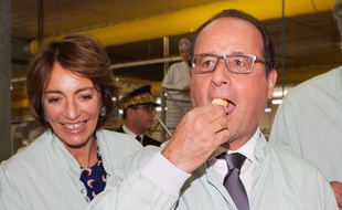 François Hollande déguste une madeleine avec une Marisol Touraine hilare.