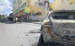 Des voitures brûlées à Le Gosier en Guadeloupe, le 21 novembre 2021.