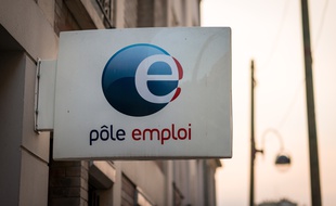 Le 23 juillet 2018, à Paris (20e). L'enseigne de l'agence Pôle emploi Paris 20e Piat, au
51, rue Piat.