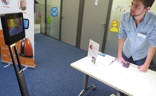 Un robot cybernétique pour garder le contact avec l'extérieur. Une des innovations présentées dans le cadre d'un appel à projets de services aux personnes âgées.