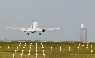 Un avion se pose sur l'aéroport Nantes-Atlantique.