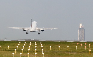 Un avion se pose sur l'aéroport Nantes-Atlantique.