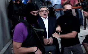 La justice grecque va décider du sort du parti néonazi Aube dorée dont le dirigeant et quatre députés passent leur première nuit en prison après un spectaculaire coup de filet policier en réaction au meurtre, il y a dix jours, d'un musicien antifasciste.
