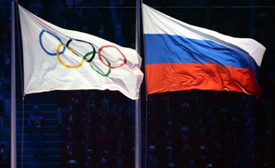 Drapeaux du CIO (g) et de la Russie lors des JO de Sotchi, le 7 février 2014