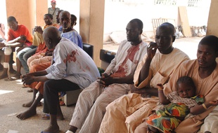 Des victimes de l'attaque de Boko Haram attendent d'être soignées à l'hôpital de Maiduguri, au Nigeria, le 28 décembre 2015.