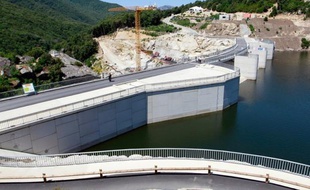 Le plus grand barrage hydroélectrique de Corse, d'une puissance de 55 MW, a été inauguré lundi sur le site du Rizzanese (Corse-du-Sud) par le PDG d'EDF Henri Proglio.