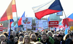 Les manifestants ont brandi des slogans anti-Babis et des drapeaux tchèques, à Prague, le 16 novembre 2019.
