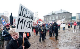 Des Islandais manifestent devant le parlement islandais à Reykjavik le 6 mars 2010, avant le référendum demandant aux citoyens s'ils acceptent ou non de rembourser les épargnants anglais et néerlandais de la banque islandaise Icesave.